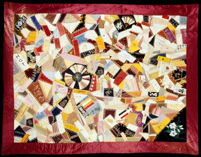 Dokumentasi “Crazy Quilt”; Silk, Minnesota souvenir ribbons, hand appliquéd and pieced, quilted. Minneapolis Institute of Art.