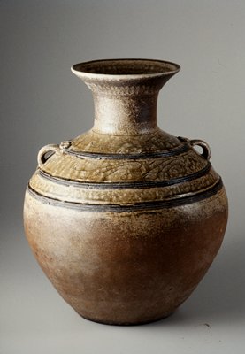 Dokumentasi “Tall-necked Hu”; Yue ware High-fired stoneware with incised decoration under celadon glaze. Minneapolis Institute of Art.