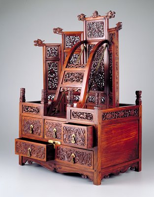 Dokumentasi “Cosmetic Case and Mirror Stand”; Huanghuali hardwood. Minneapolis Institute of Art.