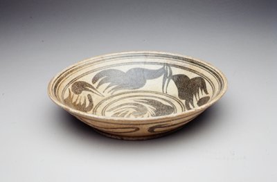 Dokumentasi “Plate with “black crow” motif”; Kalong ware Stoneware with underglaze brown decor. Minneapolis Institute of Art.