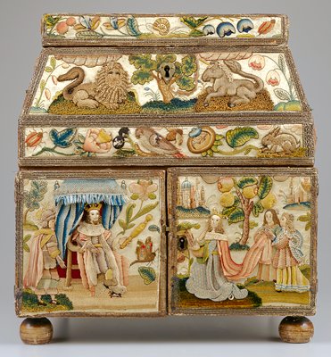 Dokumentasi “Embroidered Box”; Silk, metallic threads, seed pearls, wood, metal, raised-work embroidery. Minneapolis Institute of Art.