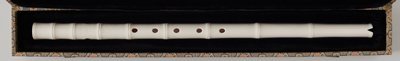 Dokumentasi “Vertical flute”; Te-hua ware Molded porcelain with clear glaze. Minneapolis Institute of Art.