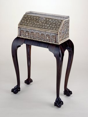Dokumentasi “Writing desk on stand”; Desk: Rosewood, ivory inlaid with lac and silver, Stand: Ebony and other wood. Minneapolis Institute of Art.
