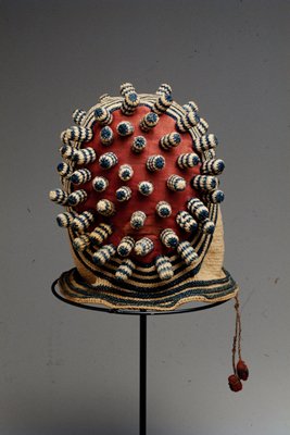 Dokumentasi “Headdress”; Cotton and raffia, single loop interlacing. Minneapolis Institute of Art.