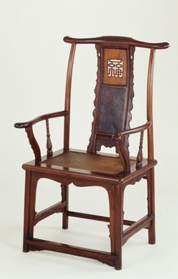 Dokumentasi “Yokeback Armchair”; Huanghuali hardwood and burlwood. Minneapolis Institute of Art.