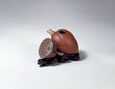 Dokumentasi “Lotus bud waterdropper”; I-hsing stoneware with colored slips. Minneapolis Institute of Art.