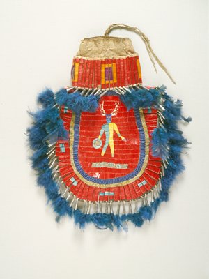 Dokumentasi “Elk Dreamer's Society Pouch”; Porcupine quills, hide, beads, tin, feathers. Minneapolis Institute of Art.
