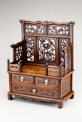 Dokumentasi “Throne-Form Mirror Stand”; Huanghuali hardwood. Minneapolis Institute of Art.