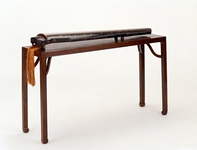 Dokumentasi “Zither (qin)”; Black and red lacquered wood with jade thumb screws. Minneapolis Institute of Art.