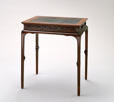 Dokumentasi “High-Waisted Table”; Huanghuali hardwood and burlwood. Minneapolis Institute of Art.