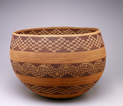 Dokumentasi “Gathering Basket”; Willow, sedge root, redbud. Minneapolis Institute of Art.