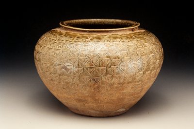 Dokumentasi “Storage Jar (lei)”; Stoneware with mold-impressed decor under a celadon glaze. Minneapolis Institute of Art.