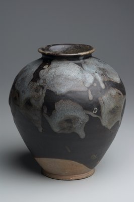 Dokumentasi “Jar”; Huangdao ware Stoneware with splashed phosphatic markings against a dark brown glaze. Minneapolis Institute of Art.
