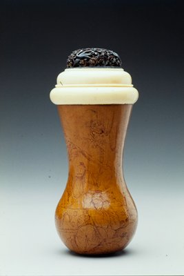 Dokumentasi “Cricket Container”; Gourd with heat-incised decoration, ivory and tortoise-shell. Minneapolis Institute of Art.
