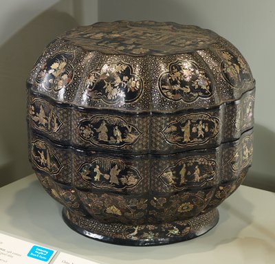 Dokumentasi “Foliate box and cover”; Lacquer with mother-of-pearl inlay. Minneapolis Institute of Art.