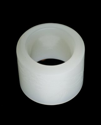 Dokumentasi “Archer’s thumb ring”; White nephrite (jade). Minneapolis Institute of Art.