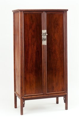 Dokumentasi “Large Tapered Cabinet”; Huanghuali hardwood and pai-tung hardware. Minneapolis Institute of Art.