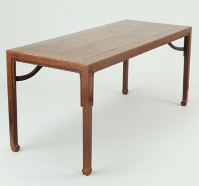 Dokumentasi “Corner-leg Painting Table”; Huanghuali hardwood. Minneapolis Institute of Art.
