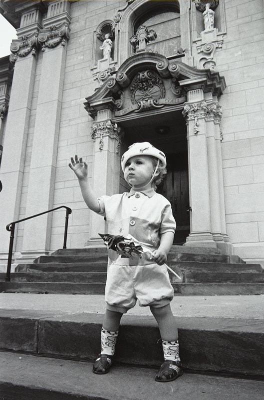 Boy with Pinwheel, Frogtown, Wing Young Huie, 1993