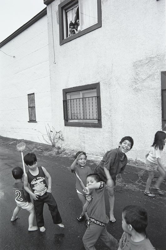 Kids Playing, Frogtown, Wing Young Huie, 1994
