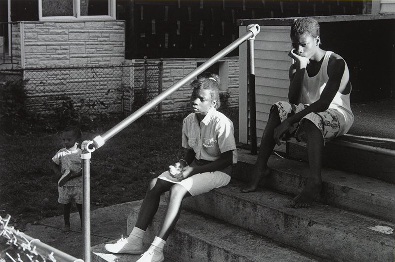 Siblings on Steps, Frogtown, Wing Young Huie, 1994