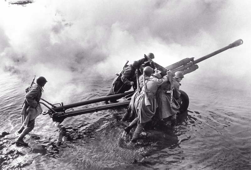 Crossing the Oder River, Dmitrii Baltermants, 1945