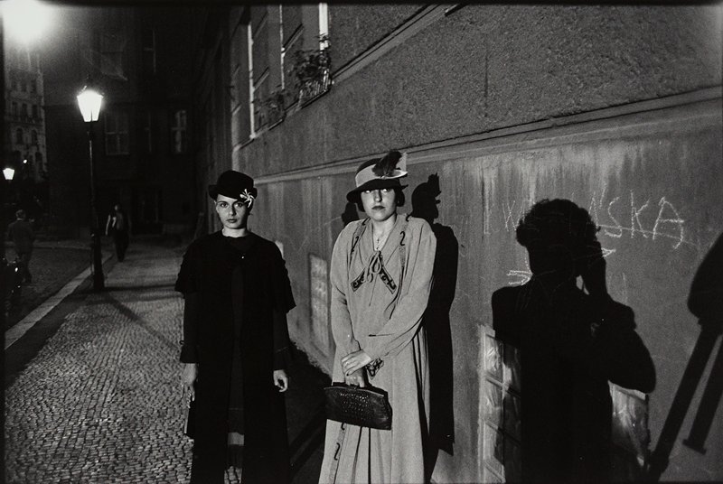Untitled [two women wearing hats], Paul Ickovic, 1990