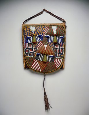 Dokumentasi “Bag”; Beads, leather, cloth. Minneapolis Institute of Art.