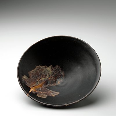 Dokumentasi “Teabowl with Leaf Decor”; Jizhou ware Stoneware with brown glaze. Minneapolis Institute of Art.