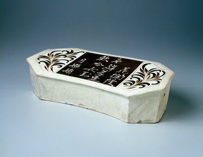 Dokumentasi “Octagonal Pillow”; Cizhou ware Stoneware with brown and white slip decor. Minneapolis Institute of Art.