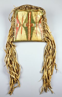 Dokumentasi “Flat bag (Parfleche)”; Animal hide (leather), pigment. Minneapolis Institute of Art.