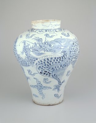 Dokumentasi “Jar with Dragon and Clouds”; White porcelain with underglaze cobalt painting. Minneapolis Institute of Art.