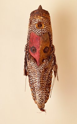 Dokumentasi “Mei Mask”; Wood, fibers, metal, shells, hair. Minneapolis Institute of Art.