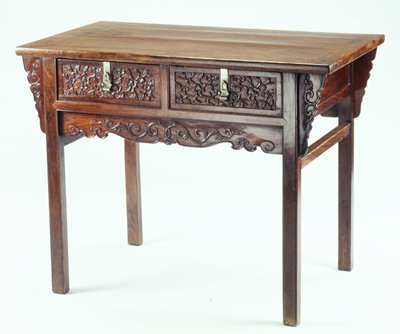 Dokumentasi “Two-Drawer Table”; Huanghuali hardwood. Minneapolis Institute of Art.