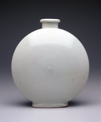 Dokumentasi “Flask”; White porcelain. Minneapolis Institute of Art.