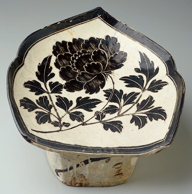 Dokumentasi “Pillow”; Cizhou ware Stoneware with black and white slips and sgraffito decoration under transparent glaze. Minneapolis Institute of Art.