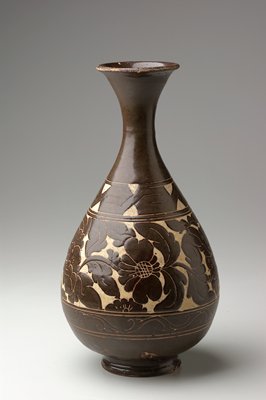 Dokumentasi “Bottle”; Stoneware with cut-glaze floral decoration. Minneapolis Institute of Art.