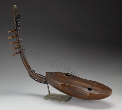 Dokumentasi “Harp”; Wood, animal skin. Minneapolis Institute of Art.