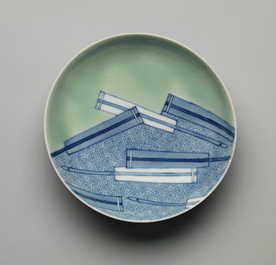Dokumentasi “Plate with folded fans and geometric design”; Nabeshima ware, porcelain with underglaze cobalt-blue and celadon glaze. Minneapolis Institute of Art.