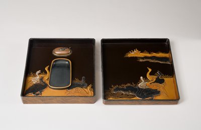 Dokumentasi “Writing box with bridge and waves”; Black lacquer with sprinkled gold, metal and shell inlay. Minneapolis Institute of Art.