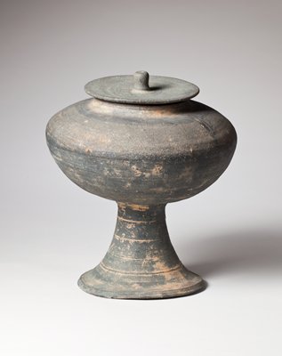 Dokumentasi “Footed dish with Cover”; Stoneware. Minneapolis Institute of Art.