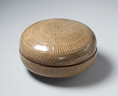 Dokumentasi “Covered box with wavy lines and chrysanthemums”; Buncheong ware, earthenware with glaze. Minneapolis Institute of Art.