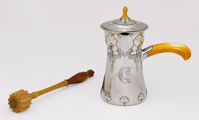 Dokumentasi “Chocolatière (chocolate pot)”; Silver and gold vermeil, wood and ivory (stirrer). Minneapolis Institute of Art.