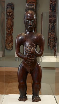 Dokumentasi “Post Figure (poutokomanawa)”; Wood, paua shell. Minneapolis Institute of Art.