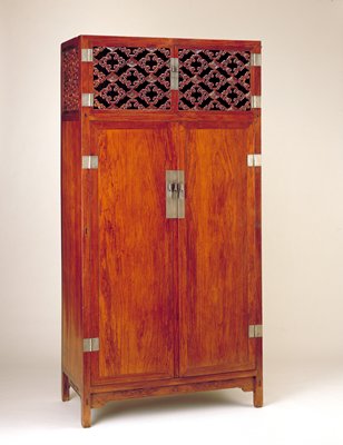 Dokumentasi “Square Corner Cabinet with Latticework Upper Doors”; Huanghuali hardwood and pai-tung hardware. Minneapolis Institute of Art.
