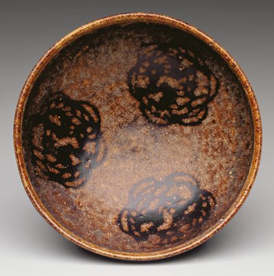 Dokumentasi “Tea Bowl”; Jizhou ware Stoneware with brown glaze to the exterior with papercut decoration reserved in dark brown against a variegated buff ground on the interior. Minneapolis Institute of Art.