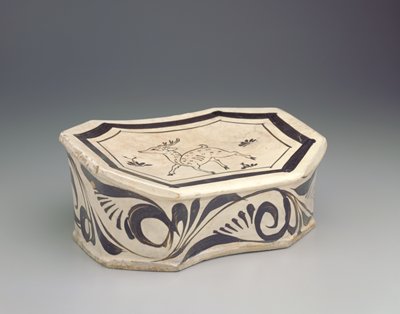 Dokumentasi “Pillow”; Cizhou ware Stoneware with painted decoration on white slip under a clear glaze. Minneapolis Institute of Art.