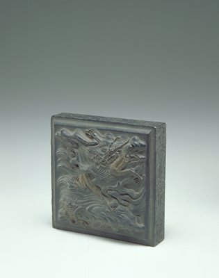 Dokumentasi “Ink stick in seal form”; Pine soot and animal adhesive. Minneapolis Institute of Art.