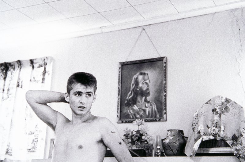 Untitled (man with Jesus painting), Larry Clark, 1963