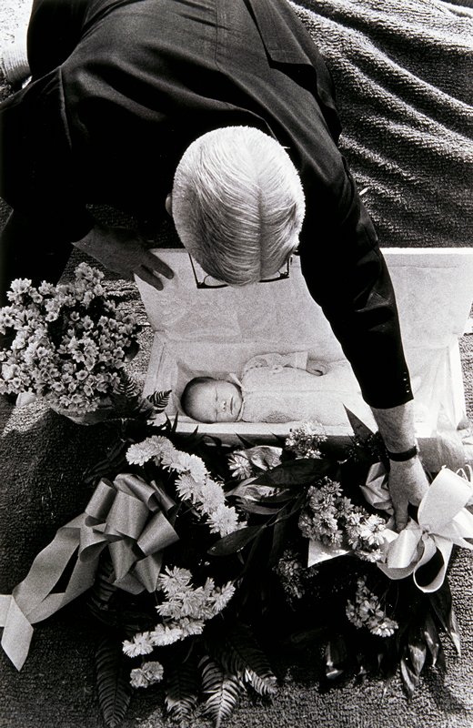 STUDIO VOICE larry clark 1996年8月号 Untitled (dead baby in casket), Larry Clark; Publisher: RFG